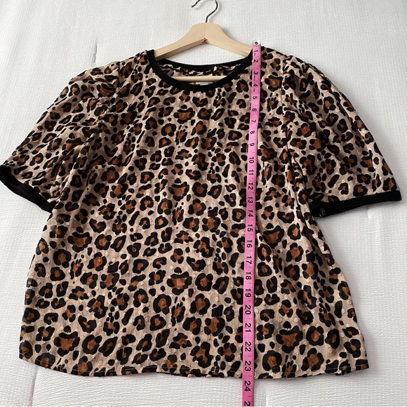 Leopard Print Short Sleeve Textured Top - Picture 8 of 9